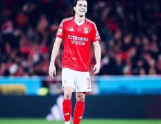 曼联重返欧冠赛场，重拾荣耀之路的简单介绍