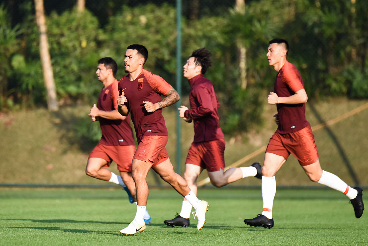 主场拼搏，球员斗志昂扬拼尽全力的简单介绍