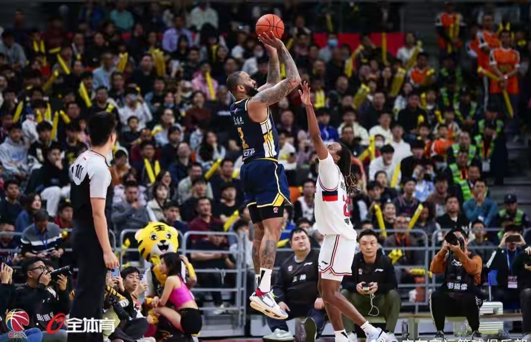 广州队在激烈对决中成功击败对手