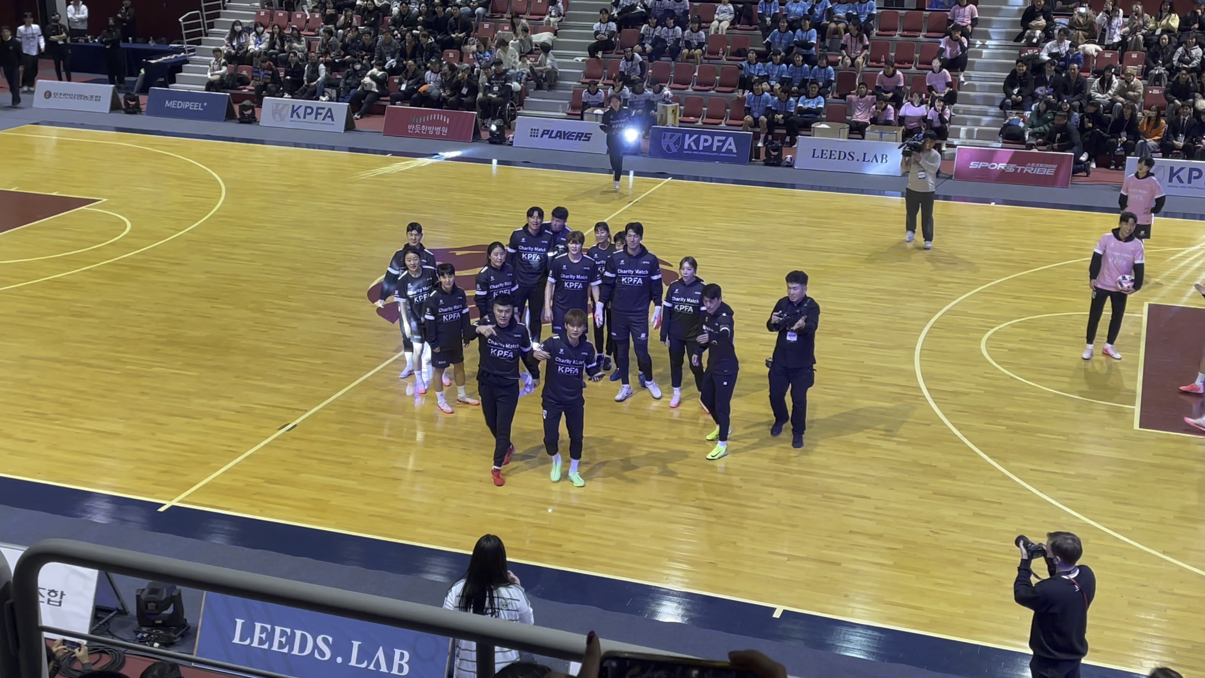 包含一场公益赛在本周末举行,联合球星为慈善事业献爱心的词条