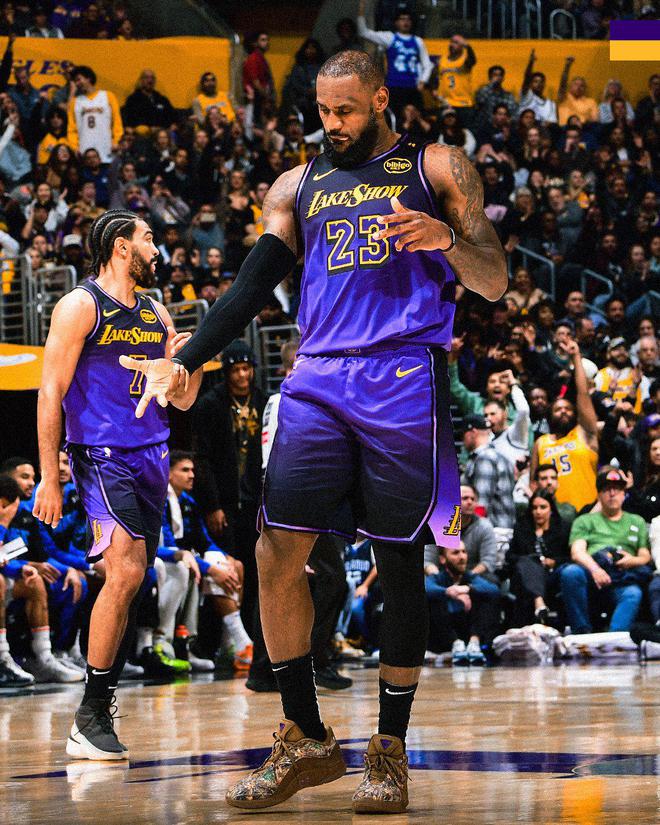 詹姆斯绝杀时刻,米切尔点燃赛场,逆转取胜迎来胜利!