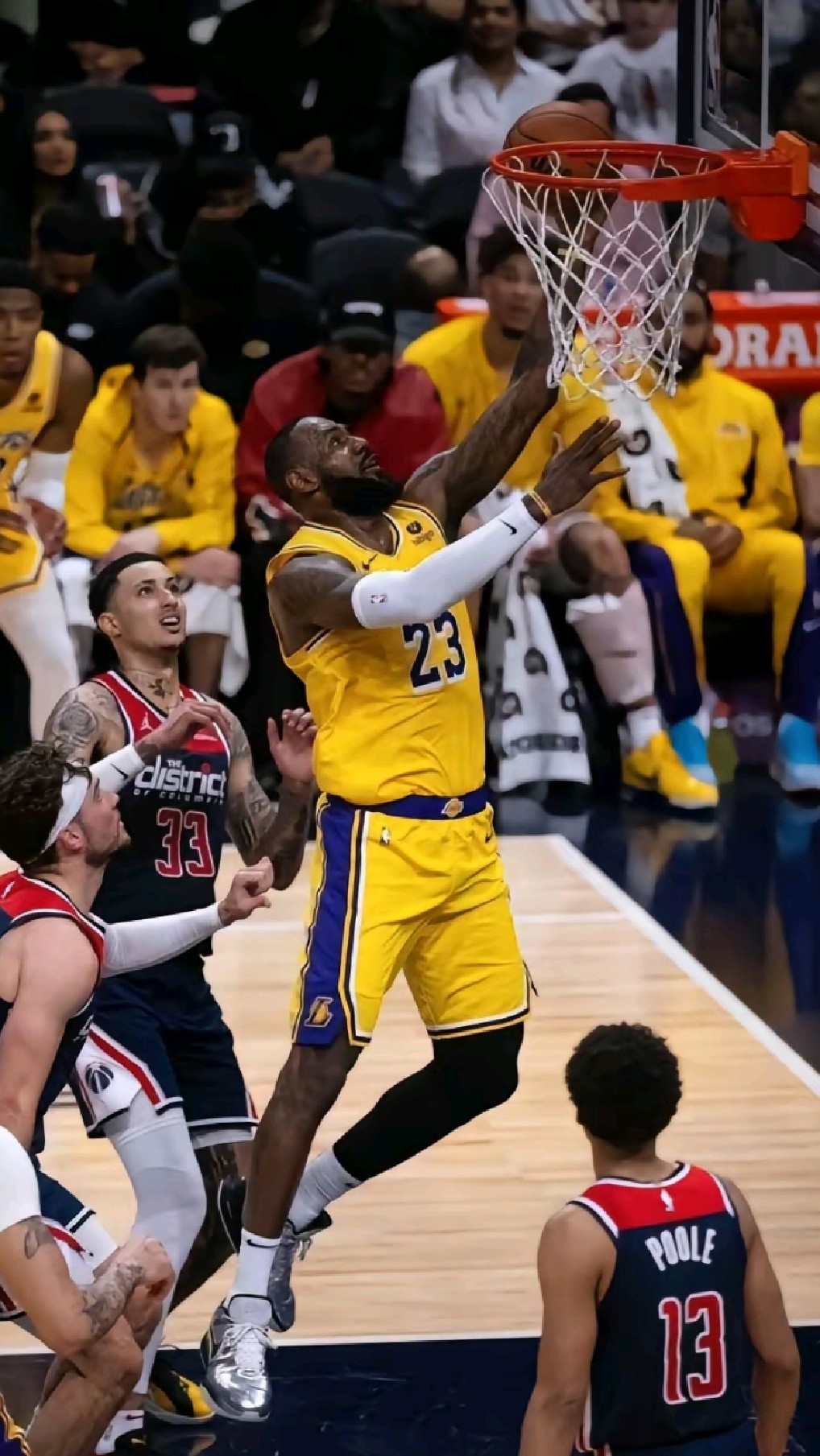 詹姆斯绝杀时刻,米切尔点燃赛场,逆转取胜迎来胜利!