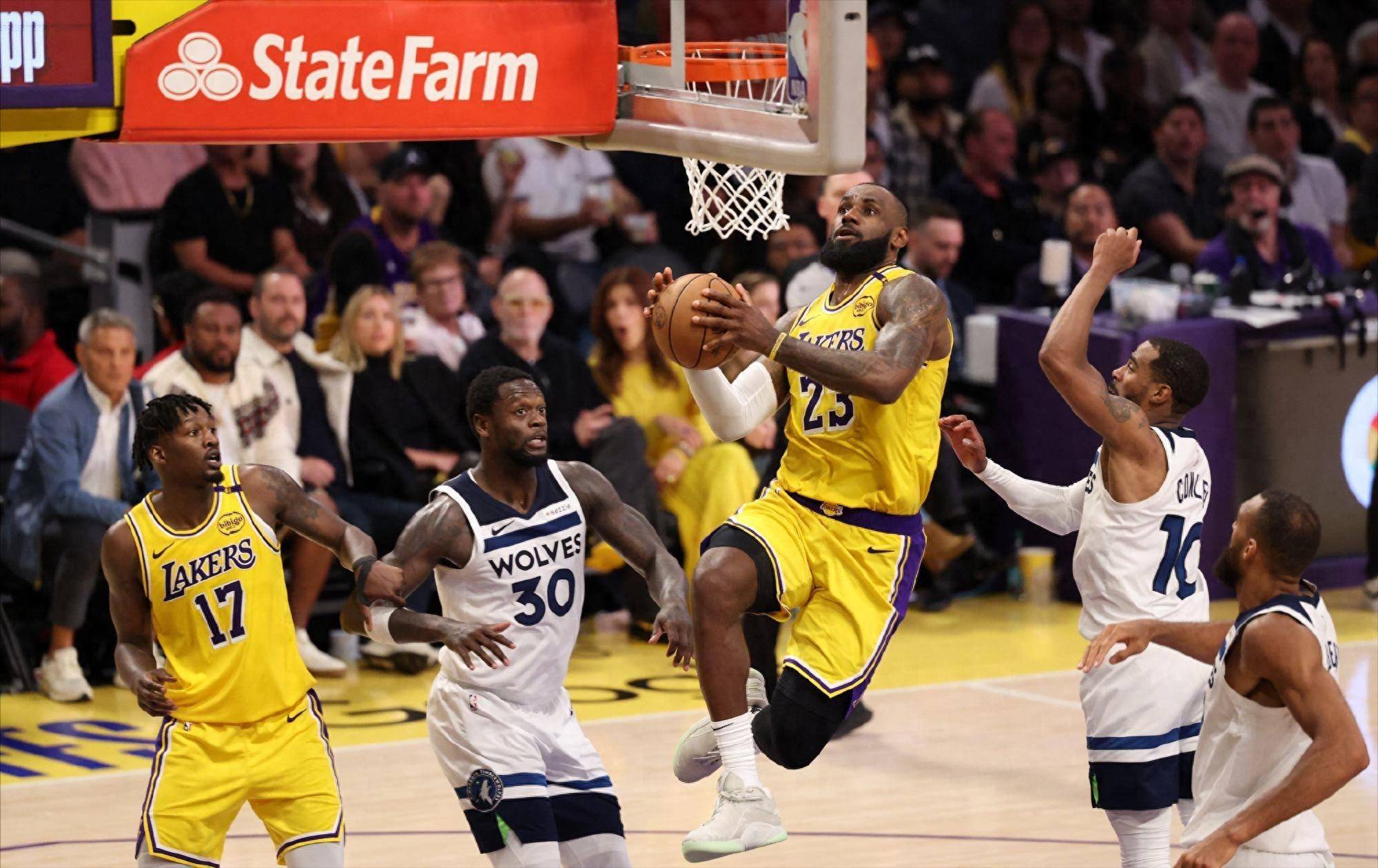 詹姆斯绝杀时刻，迎来胜利点燃赛场，黄蜂迎来胜利！