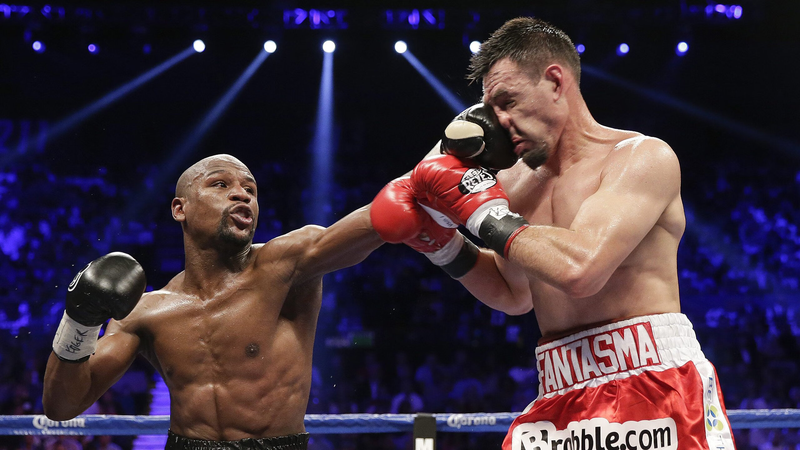 C罗重返赛场,锐不可当首场状态出色,篮网观众沸腾!观众掌声雷动